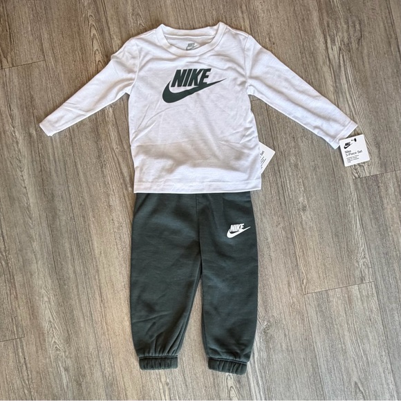 Nike Other - NEW Nike Kids Matching Set (2 piece) in White and Green - 12 Months